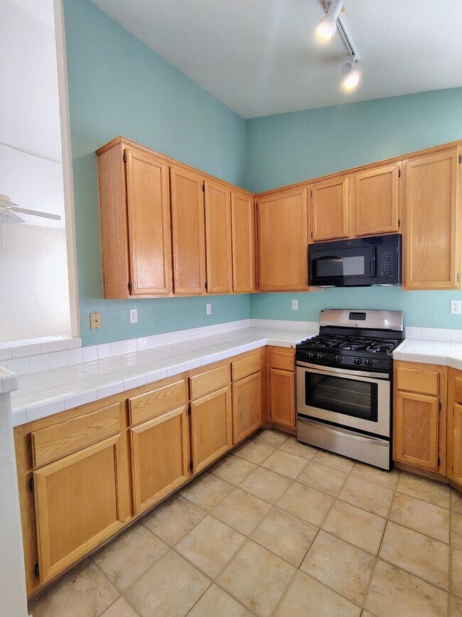 Building Photo - Henderson - 2 bedroom / 2 bath condo