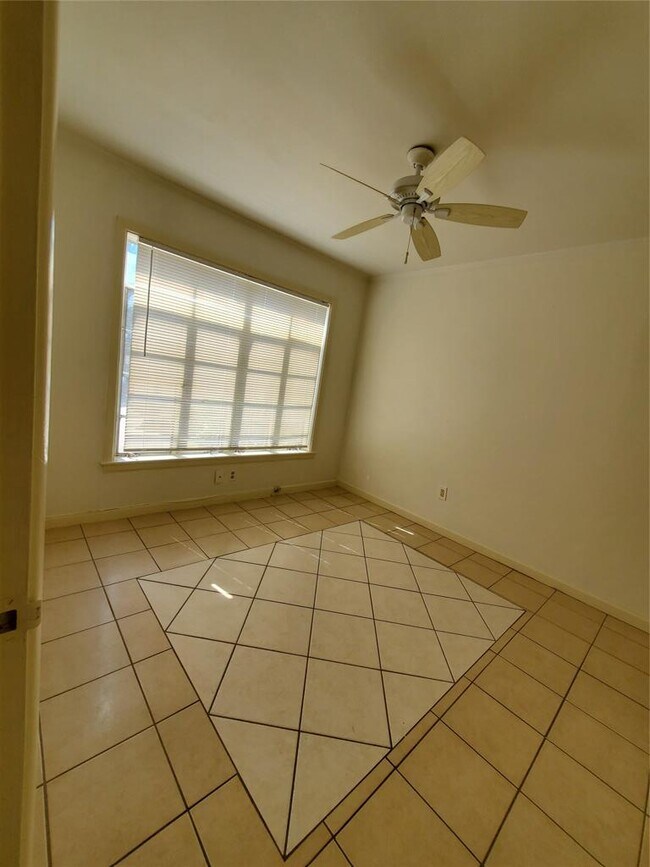 Building Photo - 3202 Grooms St