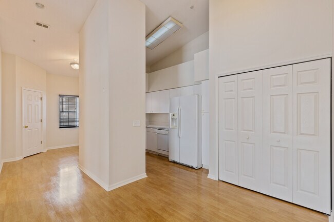 Building Photo - 4240 Central Sarasota Pky