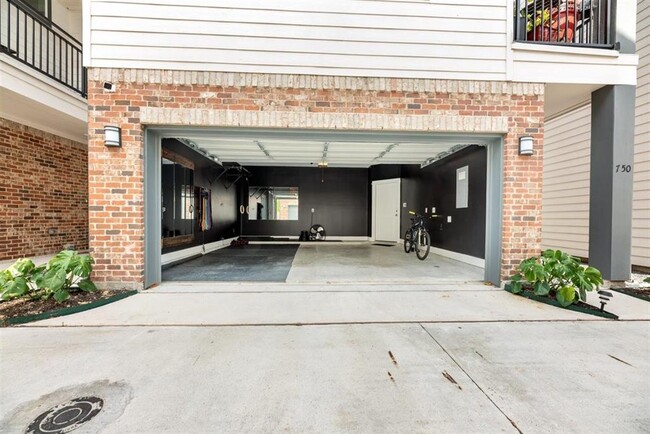 Building Photo - 750 W Donovan St