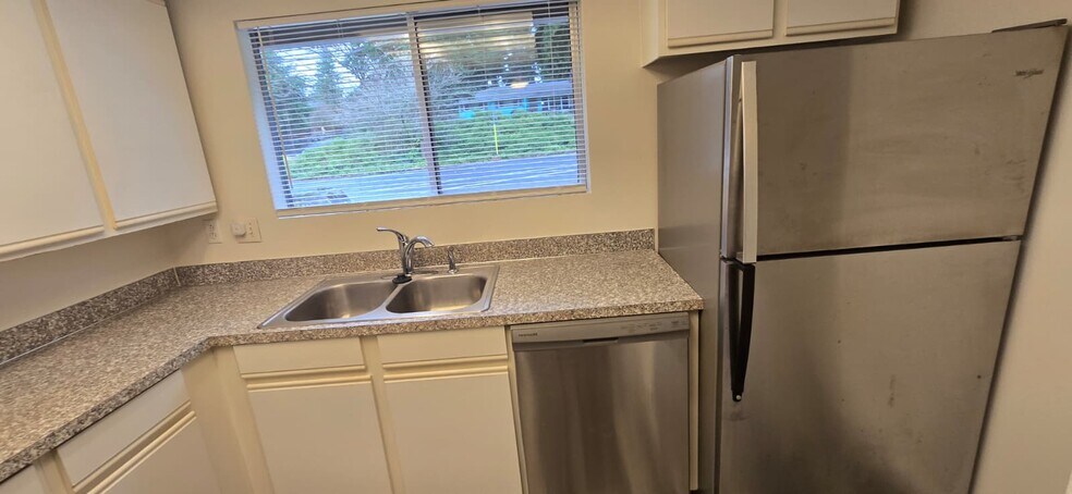 Building Photo - 13821 SE Allen Rd