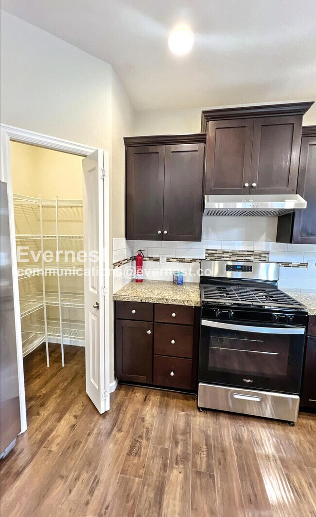 Building Photo - 5 Bed/3 Bath Home with Garage & Fenced Yar...
