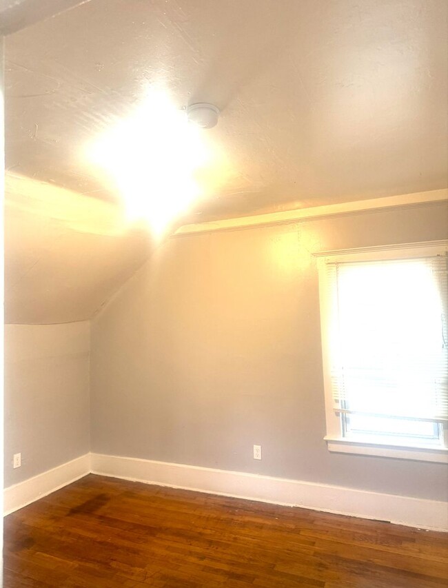 Building Photo - 3bedroom/1bath $1,100/month