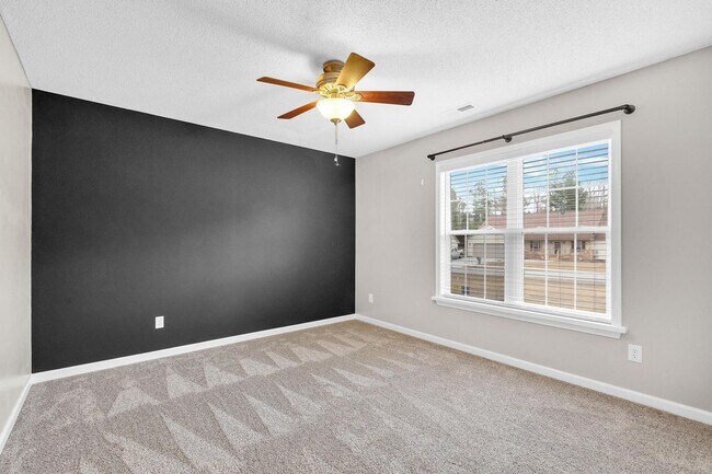 Building Photo - 213 E Ridge Ct