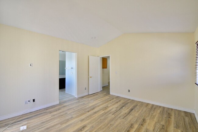 Building Photo - Charming 3-Bedroom, 2.5-Bath Two-Story Hom...