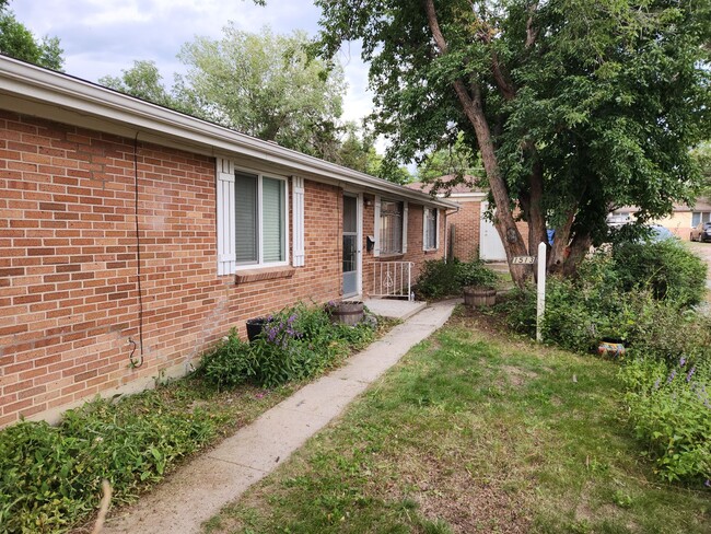 Building Photo - Near Patty Jewett Golf Course!