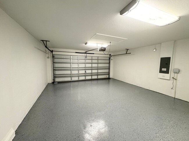 Building Photo - 4 Bedroom 2 Bath - Gated Community - Move ...
