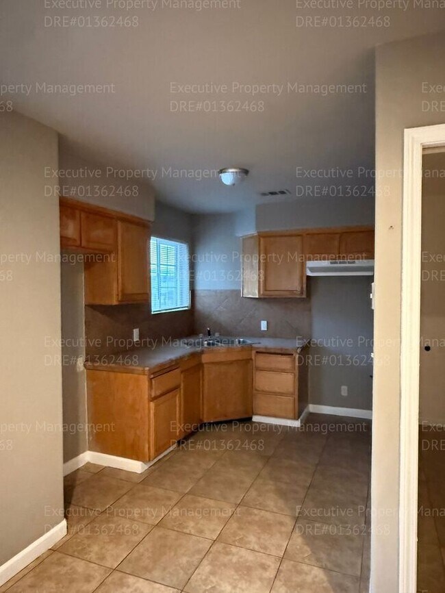 Building Photo - Spacious 3 bedroom, 2.5 bathroom townhome....