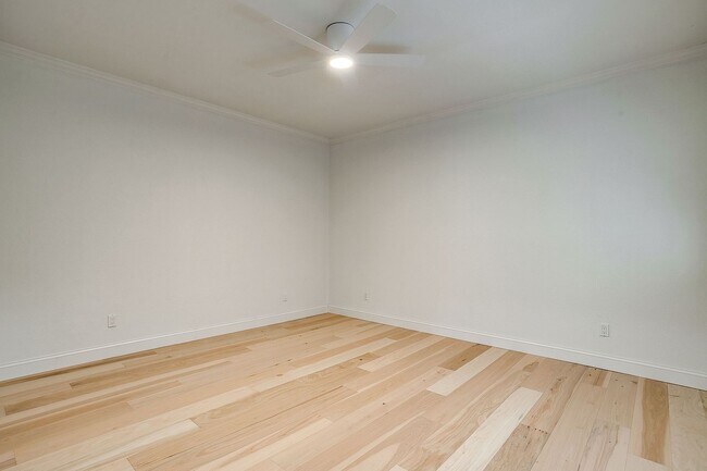 Building Photo - Easy Townhouse Living