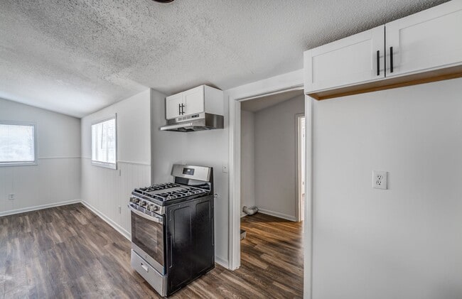 Building Photo - 4980 Vickie Dr