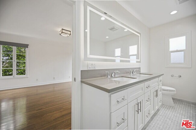 Building Photo - 1148 S Stanley Ave
