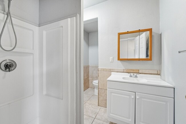 Building Photo - Feel Right at Home in This Inviting 2-Bed Gem