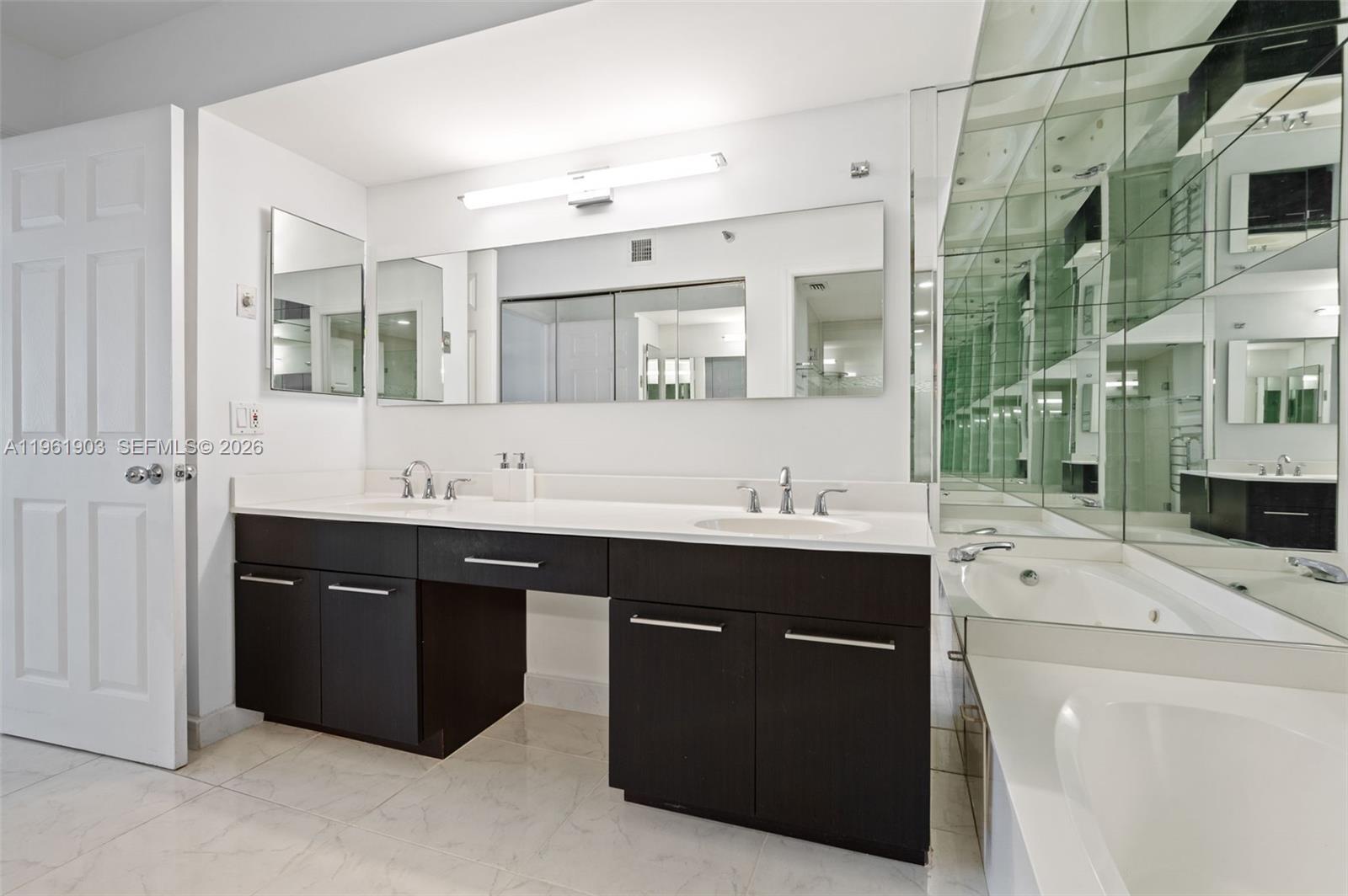 Building Photo - 3500 Mystic Pointe Dr