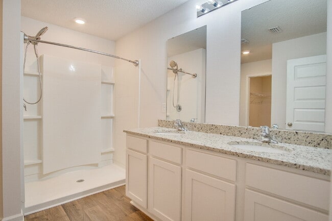 Building Photo - Spacious 4BD/2BA Brick Home Near Navy Federal