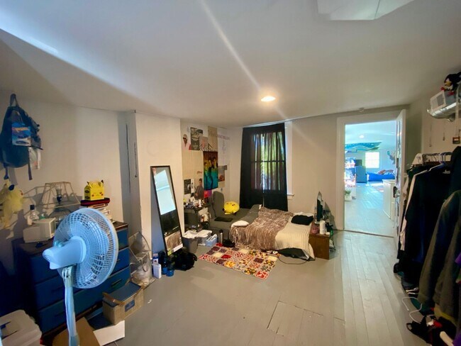 Building Photo - 2369 Victor St