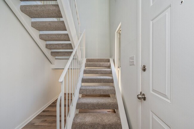 Building Photo - Spacious townhouse with large 2nd floor covered patio!