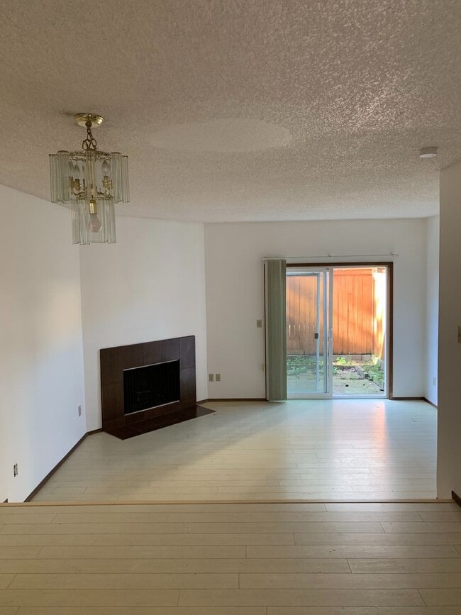 Building Photo - Nice 2 Bed/1.5 Bath Condo in Bellevue!