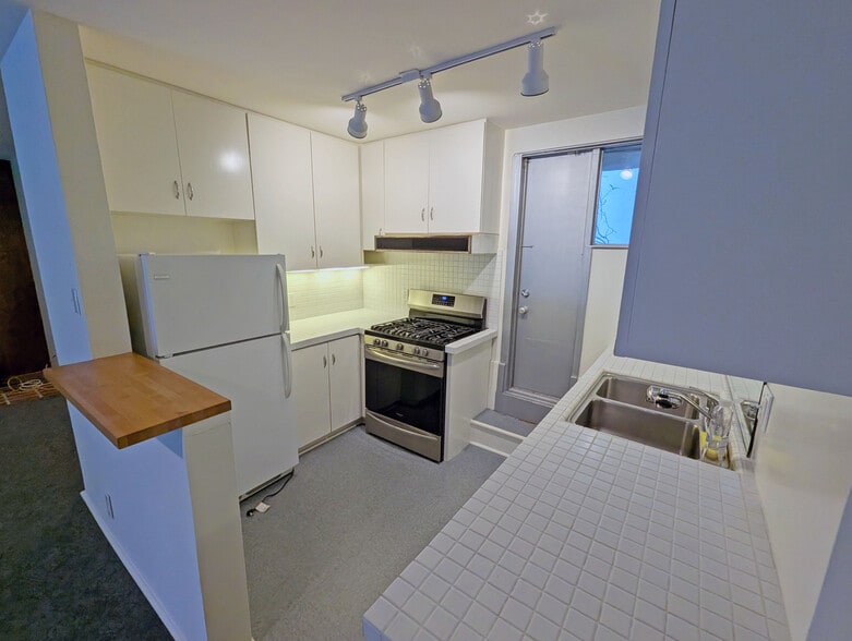 Building Photo - 648 Kelton Ave