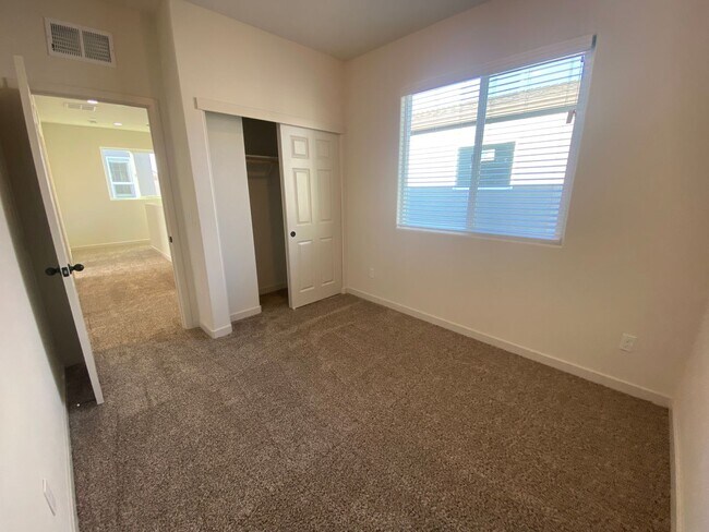 Building Photo - Gorgous 3 Bedroom 2.5 Bath Home in Gated Winding Meadow Village