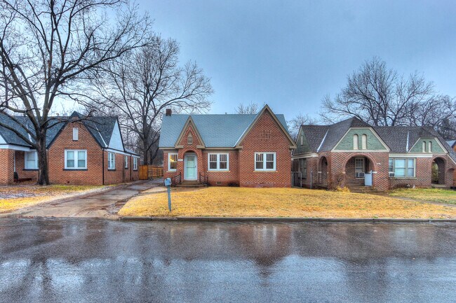 Building Photo - Charming 3-bedroom, 1-bathroom house - Available now!