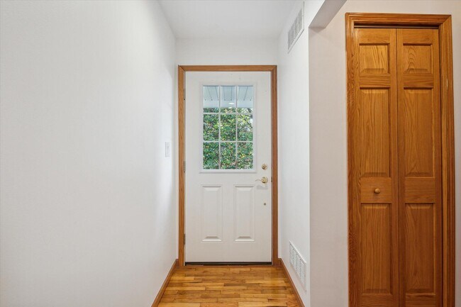 Building Photo - 5695 Hinkley Rd