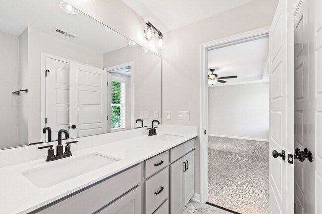 Building Photo - Nearly New 3 Bedroom home minutes to downt...