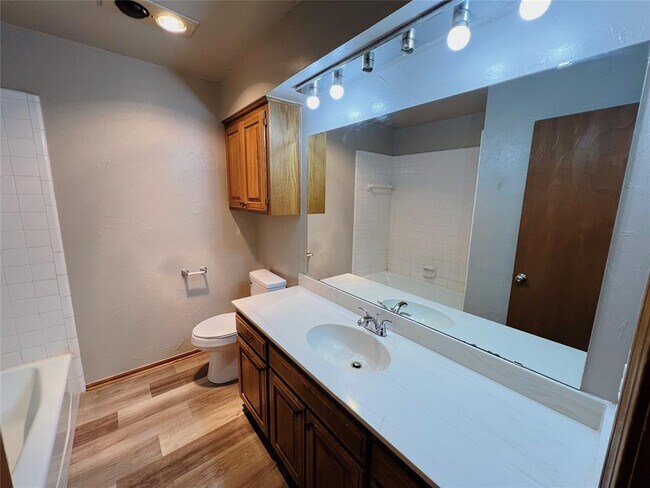 Building Photo - 213 Woodbridge Cir