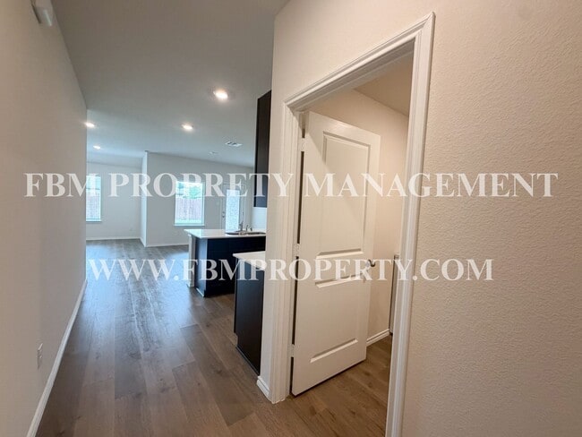 Building Photo - 329 Thoroughbred St