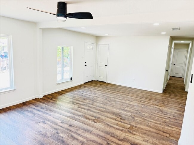 Building Photo - 740 Bimebella Ln