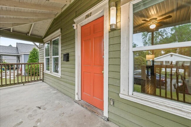 Building Photo - Savannah Eastside Home | 2 Bed 1 Bath | Remodeled Kitchen | In-Unit W/D | Private Driveway