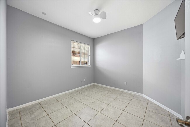 Building Photo - 1029 Riverwood Dr