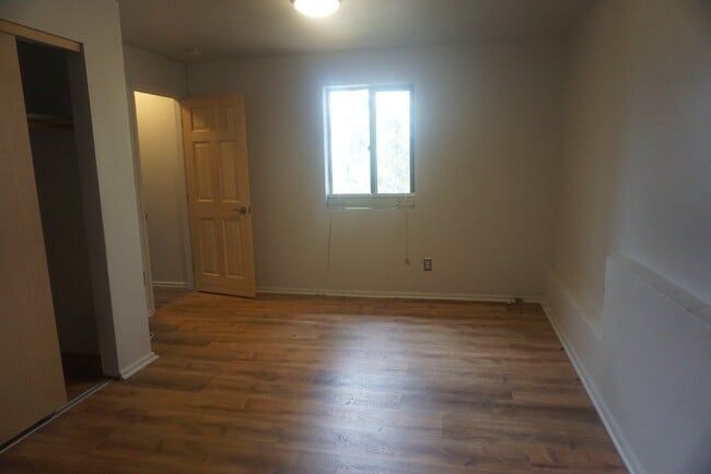 Building Photo - Great House off Brook Forest!