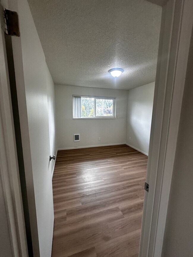 Building Photo - Spacious 3-Bedroom Apartment with Limited-...