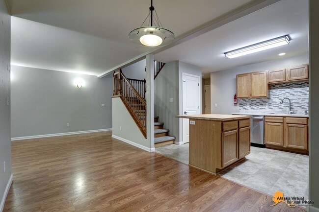 Building Photo - Amberwood Park: Homey Townhouse with Fence...