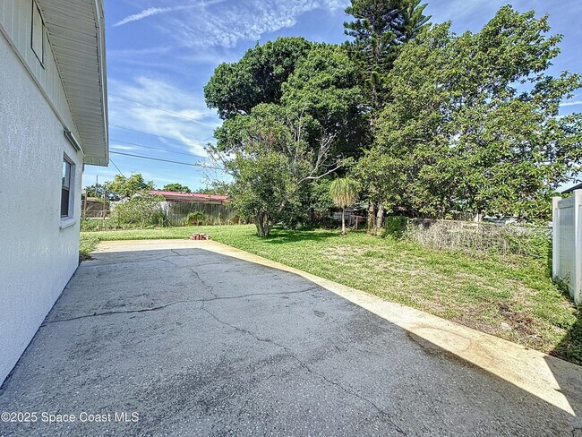 Building Photo - 205 Bimini Dr