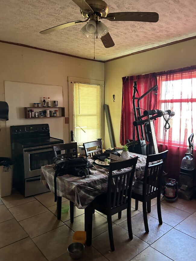 Building Photo - Welcome Home to Your Charming 2-Bedroom Ap...