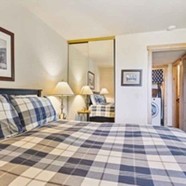 Building Photo - 2755 N Lake Blvd