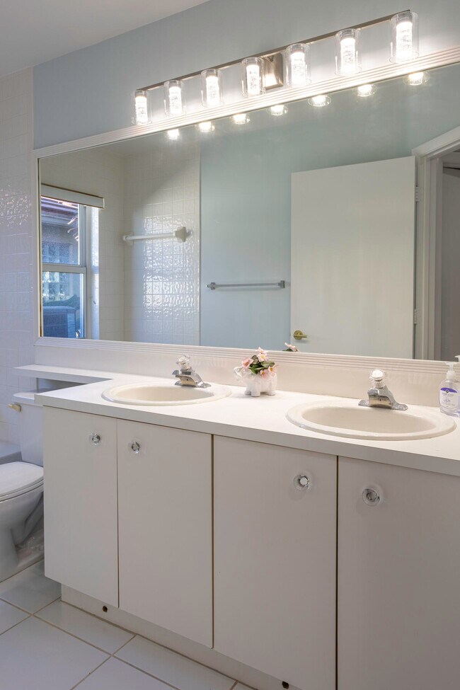 Building Photo - 1605 S Club Dr