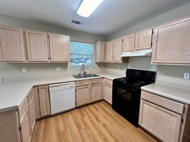 Building Photo - *COMING SOON* Pet-Friendly 3BD/2.5BA with Bonus Loft, Deck & Garden Tub – Near Tezel Rd!