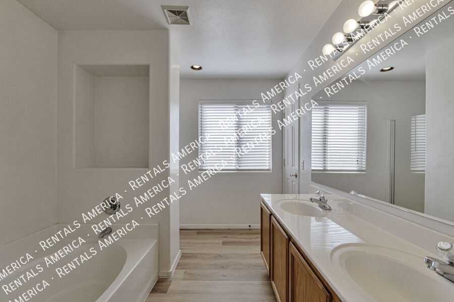 Building Photo - 8421 S Burien Rd