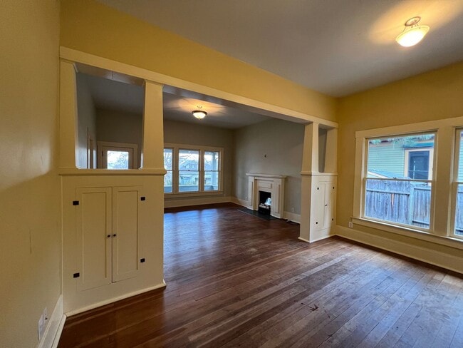 Building Photo - 3 Bedroom Craftsman style home in prime As...
