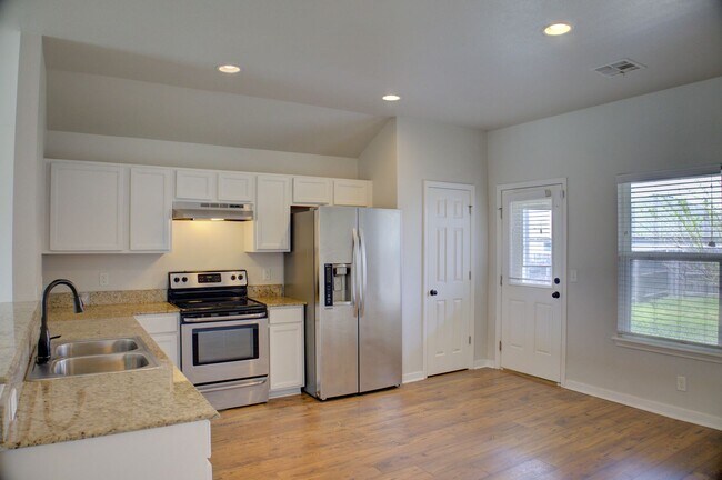 Building Photo - Coming Soon! 3 bed/2 bath!