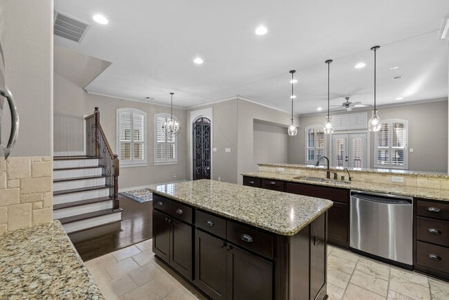 Building Photo - Stunning Single-Family Home in the Heart o...