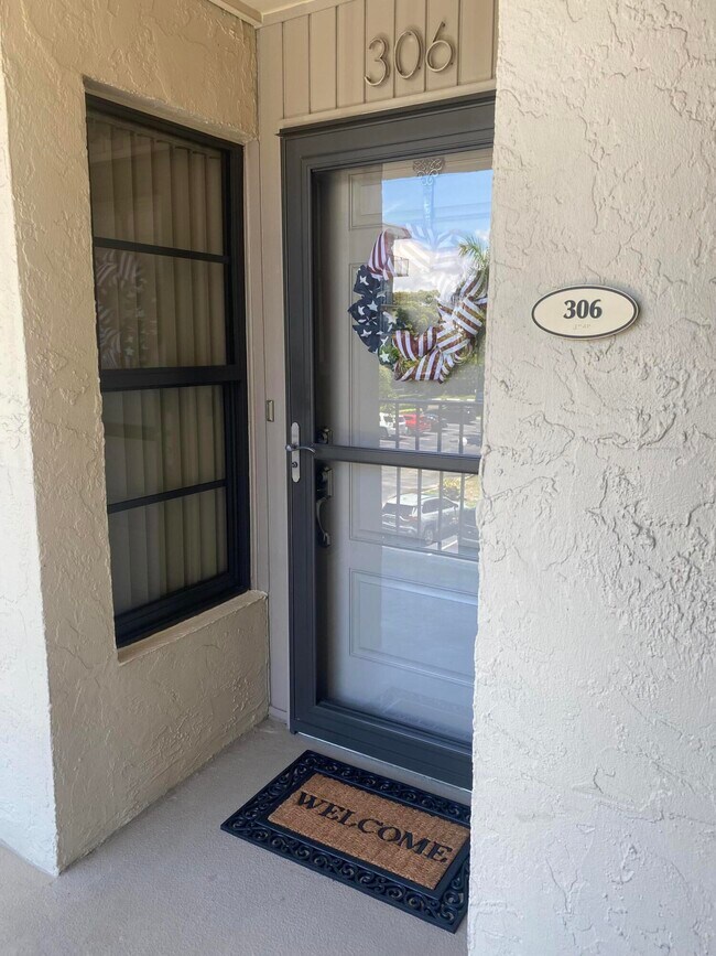 Building Photo - 18 Royal Palm Way