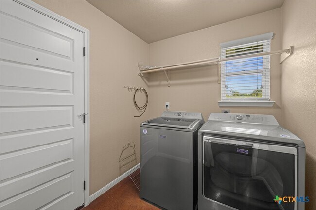 Building Photo - 314 Pointer St