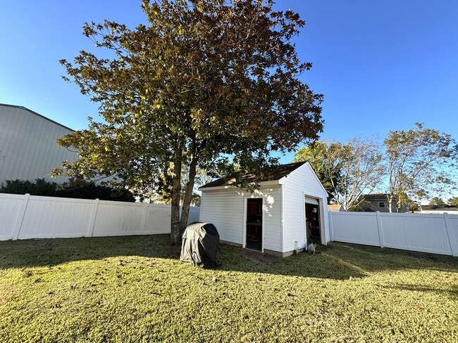 Building Photo - Fully-Updated 1st-Time Rental! Ready NOW! Pet Friendly w/Large, Detached Garage Workshop!