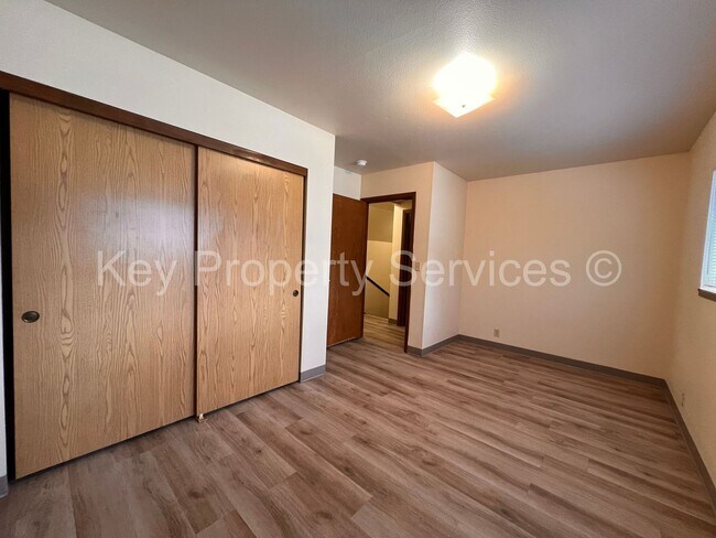 Building Photo - Vancouver Two Bedroom Townhome with Backyard