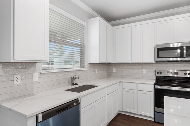 Building Photo - 617 La Parra Bend
