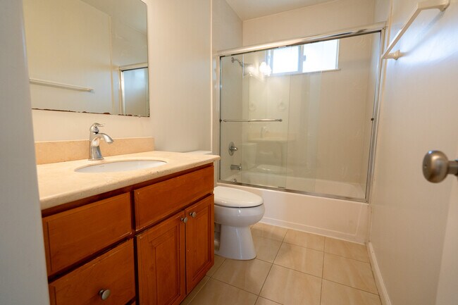 Building Photo - 652 Cypress Ave