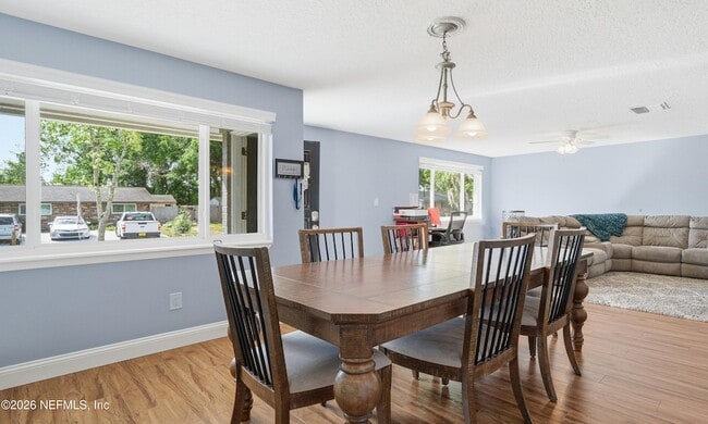 Building Photo - 972 Dostie Cir